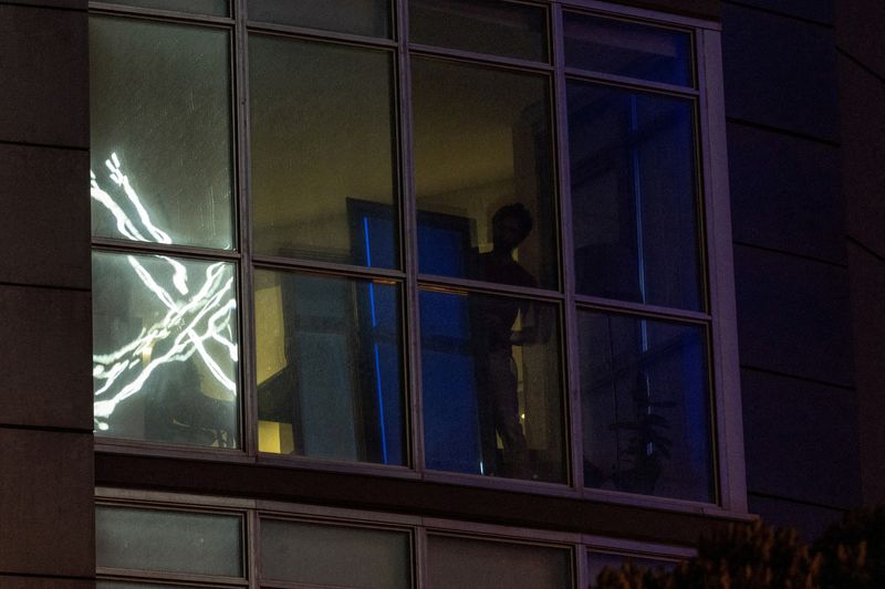 © Reuters. FILE PHOTO: The 'X' logo is seen reflected in the window of an apartment across the street from the headquarters of messaging platform X, formerly known as Twitter, in downtown San Francisco, California, U.S., July 30, 2023. REUTERS/Carlos Barria/ File photo