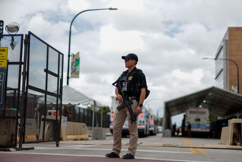 © Reuters. A Secret Service agent stands guard as people work during preparations at the United Center, the host venue of the Democratic National Convention (DNC) in Chicago, Illinois, U.S. August 18, 2024.  REUTERS/Eduardo Munoz/ File Photo