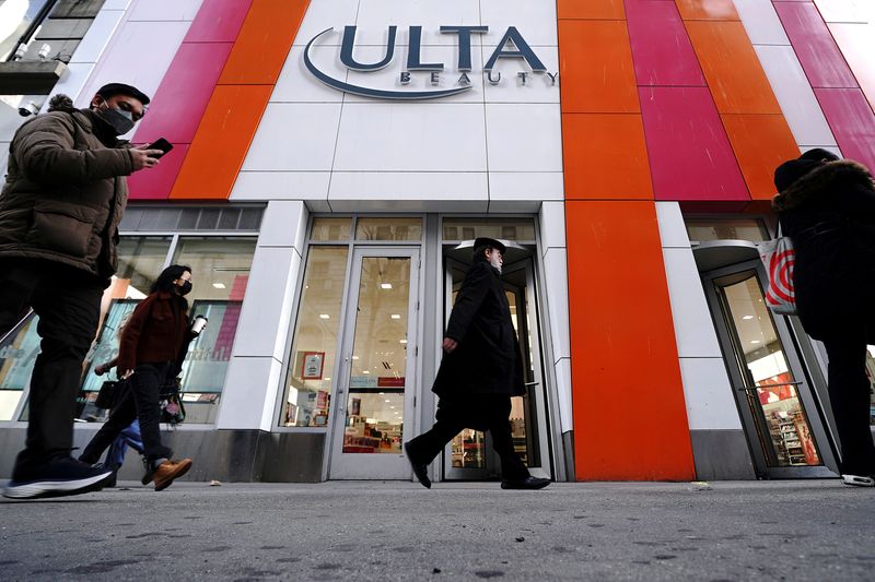 © Reuters. FILE PHOTO: People walk past an Ulta Beauty store in the Manhattan borough of New York City, New York, U.S., March 8, 2022.  REUTERS/Carlo Allegri/File Photo