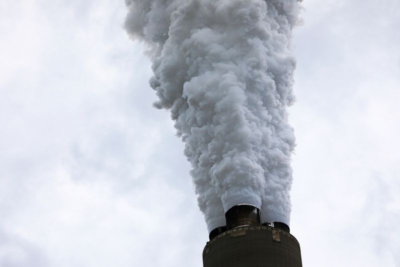 © Reuters. Exhaust rises from the stacks of the Harrison Power Station in Haywood, West Virginia, U.S., May 16, 2018. To match Special Report USA-COAL/LABS. REUTERS/Brian Snyder/ File Photo