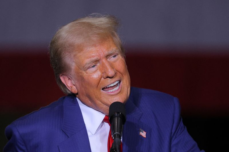 &copy; Reuters. Republican presidential nominee and former U.S. President Donald Trump speaks during a visit to Alro Steel manufacturing plant in Potterville, Michigan, U.S. August 29, 2024.  REUTERS/Brian Snyder