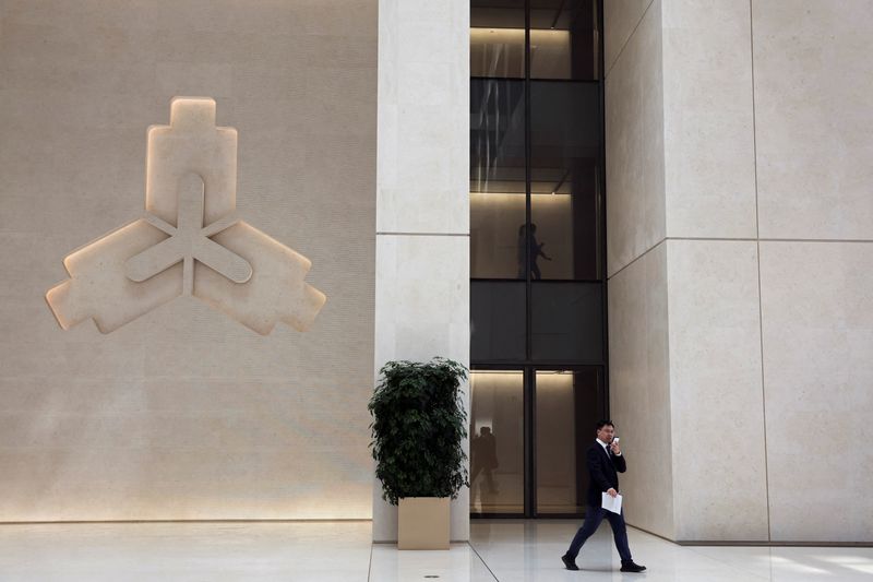 © Reuters. FILE PHOTO: A man walks past a sign of the People's Bank of China (PBOC) in Beijing, China, April 8, 2024. REUTERS/Florence Lo/File Photo