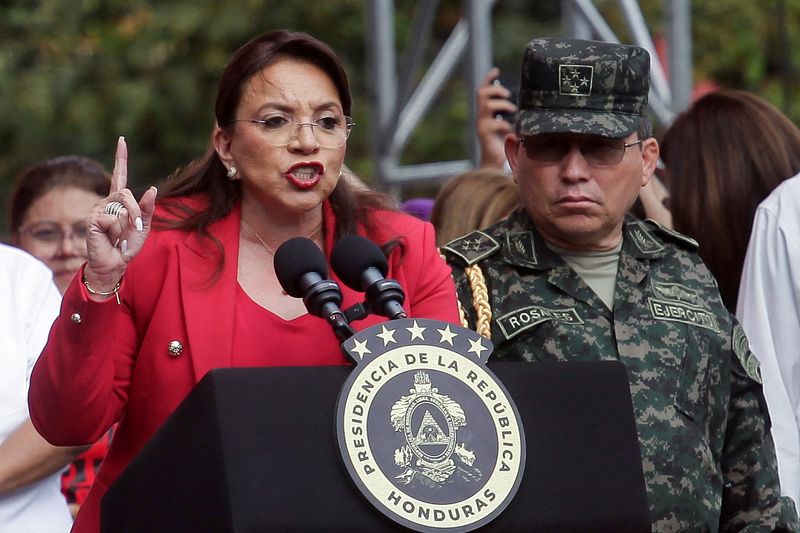 © Reuters. FILE PHOTO: Honduras President Xiomara Castro addresses supporters during a protest to demand the Congress' compliance with the Constitutional mandate to elect new authorities of the Public Prosecutor's Office, in Tegucigalpa, Honduras August 29, 2023. REUTERS/Fredy Rodriguez/File Photo