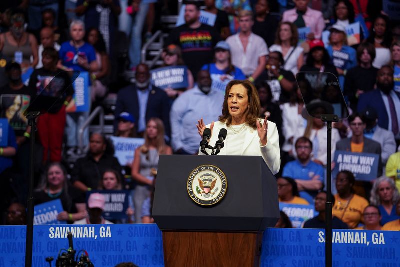 © Reuters. Democratic presidential nominee and U.S. Vice President Kamala Harris speaks during a campaign rally in Savannah, Georgia, U.S., August 29, 2024. REUTERS/Megan Varner