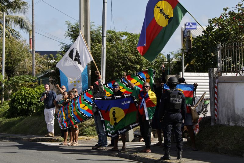 &copy; Reuters. People demonstrate as French President Emmanuel Macron's motorcade drives past in Noumea, France's Pacific territory of New Caledonia on May 23, 2024. LUDOVIC MARIN/Pool via REUTERS/File Photo