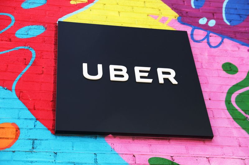 © Reuters. FILE PHOTO: Uber sign is seen on the outside of their Greenlight Hub in the Brooklyn borough of New York, U.S., April 12, 2019. REUTERS/Shannon Stapleton/File Photo