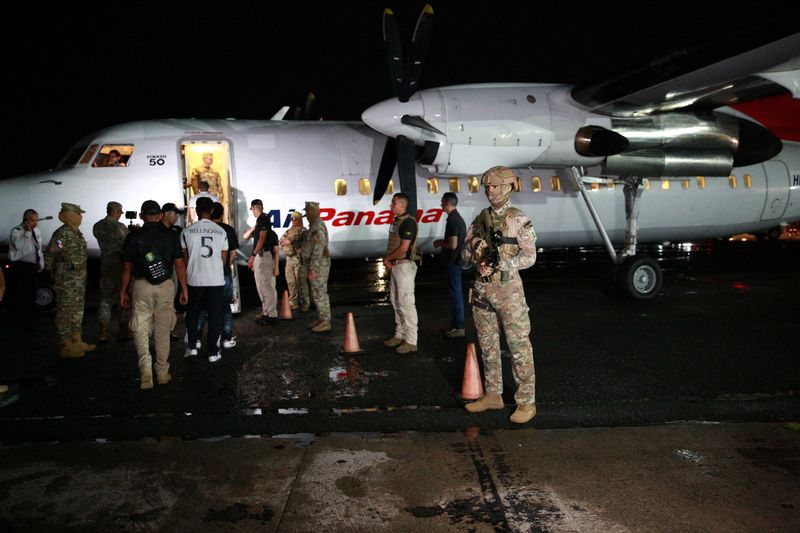 © Reuters. A group of migrants from Ecuador board a plane before being deported as part of an agreement between the U.S. and Panama to discourage irregular crossings and reduce the flow of mostly U.S.-bound migration, at the Marcos A. Gelabert airport, in Albrook, Panama, in this photo distributed to Reuters on August 29, 2024. Ministerio de Seguridad Panama/Handout via REUTERS