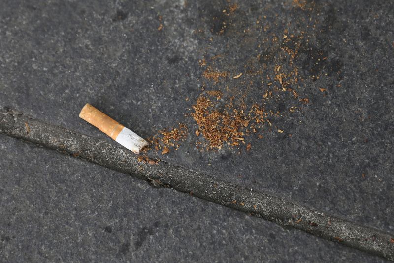 © Reuters. FILE PHOTO: A cigarette butt lies on a street in New York, U.S., May 10, 2017. REUTERS/Shannon Stapleton/File Photo