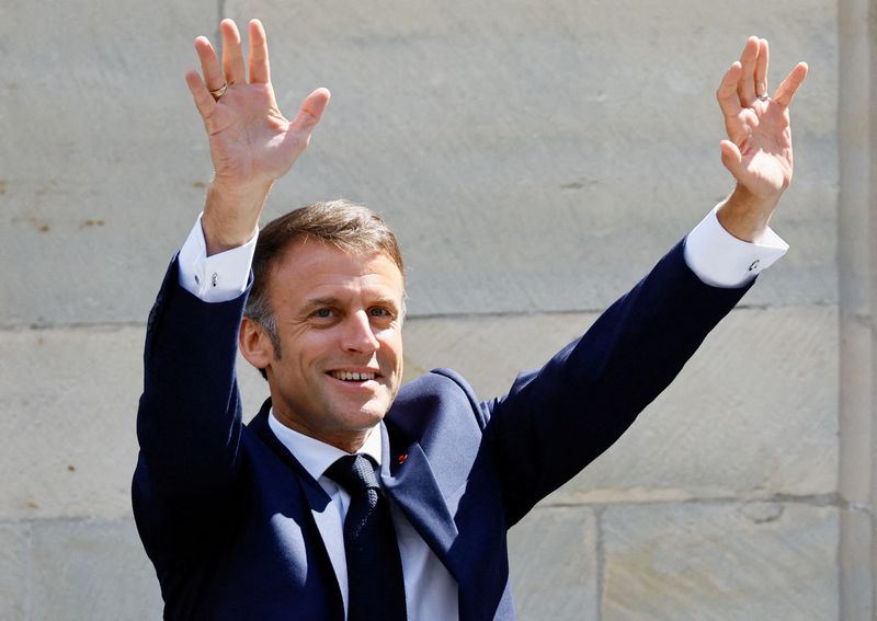 &copy; Reuters. FILE PHOTO: French President Emmanuel Macron waves on the day he was presented with the International Award of the Peace of Westphalia, during his state visit, in Muenster, Germany, May 28, 2024. REUTERS/Wolfgang Rattay/File Photo