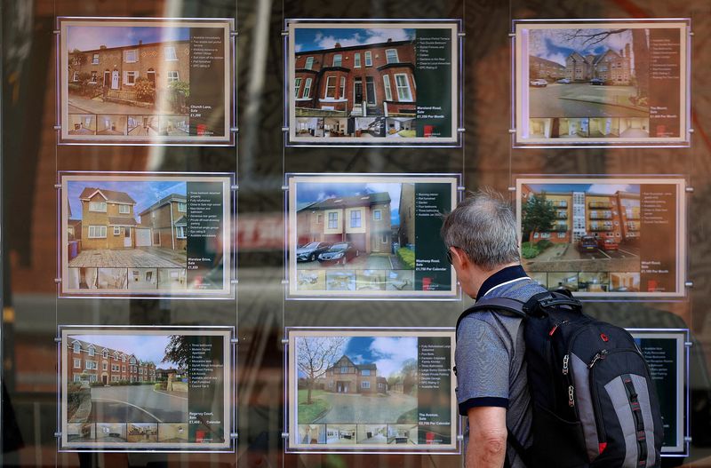 &copy; Reuters. FILE PHOTO: A man looks at houses for sale in the window of an estate agents in Manchester, Britain, June 22, 2023. REUTERS/Phil Noble/File Photo