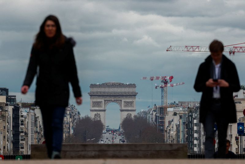 © Reuters. People walk on the esplanade of La Defense in the financial and business district of La Defense, near Paris, France, March 13, 2024. The Arc de Triomphe is seen in the background. REUTERS/Gonzalo Fuentes/File Photo