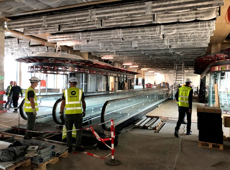 &copy; Reuters. Staff works on the completion of Terminal 3 at Frankfurt Airport, Germany, September 27, 2023.    REUTERS/Ilona Wissenbach/File Photo