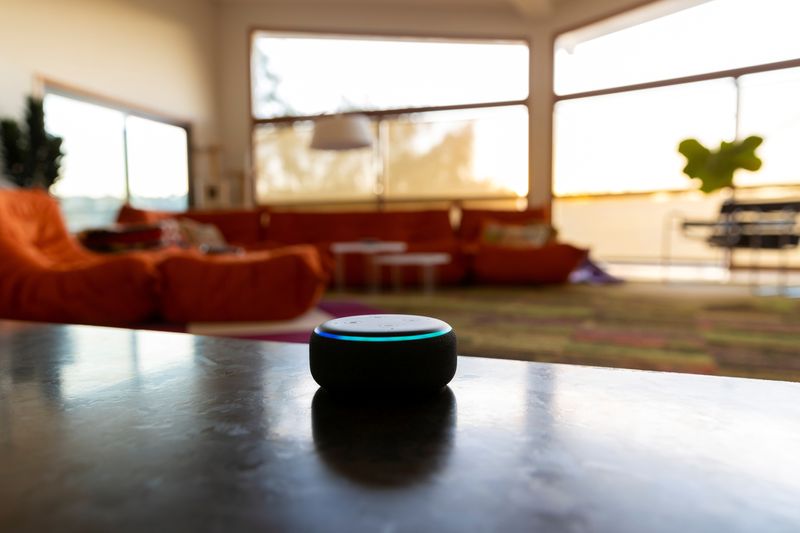 © Reuters. Amazon's DOT Alexa device is shown inside a house in this picture illustration taken October 1, 2021. REUTERS/Mike Blake/Illustration/File Photo