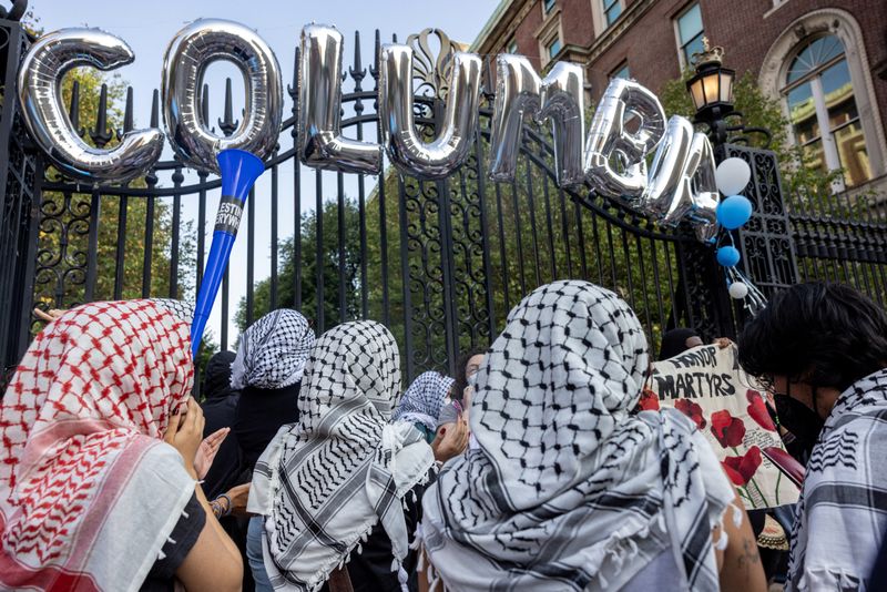 © Reuters. FILE PHOTO: Protesters gather as students and families arrive for convocation, in front of a main gated entrance of Columbia University, amid the ongoing conflict between Israel and Hamas, in New York City, U.S., August 25, 2024. REUTERS/Caitlin Ochs/File Photo