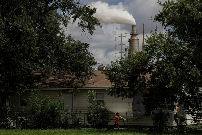 © Reuters. FILE PHOTO: A child runs through the backyard of a home in the Manchester neighbourhood of Houston, Texas, U.S., October 3, 2018.  REUTERS/Loren Elliott/File Photo