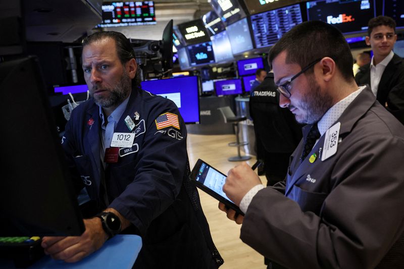 © Reuters. FILE PHOTO: Traders work on the floor at the New York Stock Exchange (NYSE) in New York City, U.S., June 24, 2024. REUTERS/Brendan McDermid/File Photo