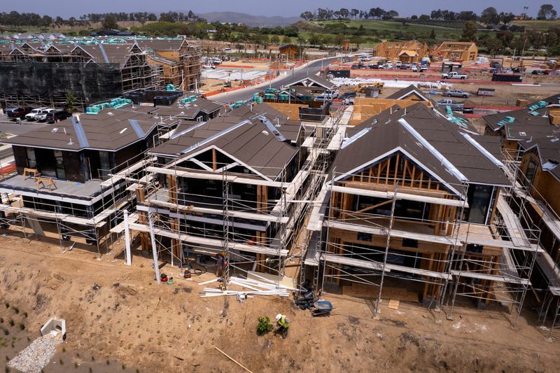 © Reuters. FILE PHOTO: A drone view of new residential home construction in Encinitas, California, U.S., June 18, 2024. REUTERS/Mike Blake/File Photo