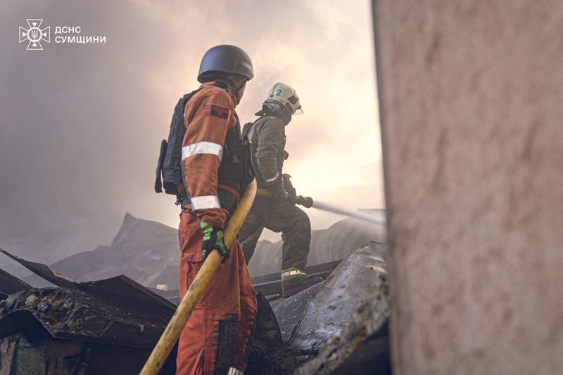 © Reuters. Firefighters work at the site of a Russian missile strike, amid Russia's attack on Ukraine, in a location given as Sumy, Ukraine in this handout image released on August 30, 2024. State Emergency Service of Ukraine/Handout via REUTERS  