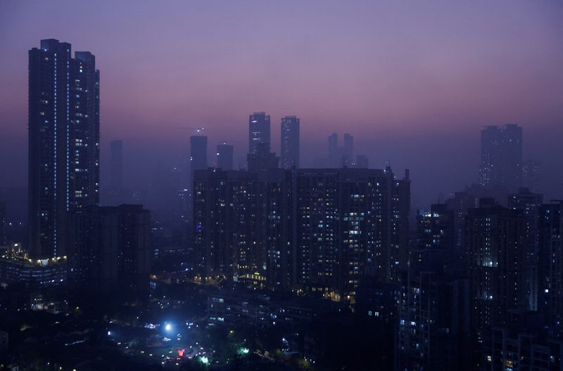 © Reuters. FILE PHOTO: Tall buildings are seen in Mumbai, India January 5, 2024. REUTERS/Francis Mascarenhas/File Photo