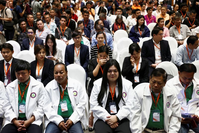 © Reuters. FILE PHOTO: Former members of Thailand's disbanded Move Forward Party attend a meeting to discuss the formation of its new party and vote for a new party leader, in Bangkok, Thailand, August 9, 2024. REUTERS/Chalinee Thirasupa/File Photo