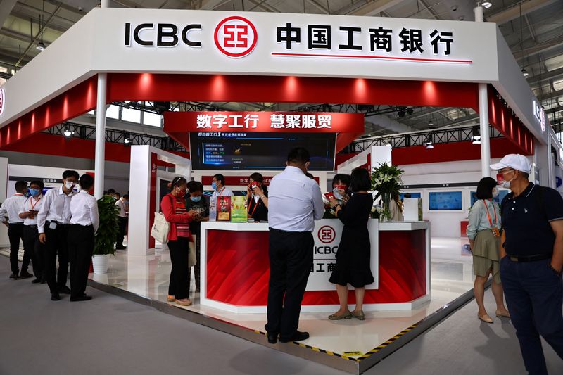 © Reuters. FILE PHOTO: People stand at a booth of Industrial and Commercial Bank of China (ICBC) during the 2022 China International Fair for Trade in Services (CIFTIS) in Beijing, China September 1, 2022. REUTERS/Tingshu Wang/File Photo