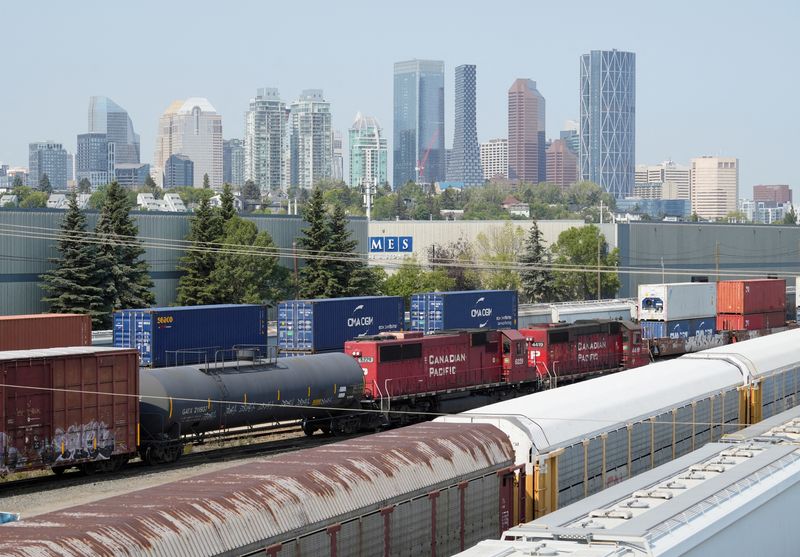 © Reuters. FILE PHOTO: Trains sit at CPKS Alyth yards near downtown Calgary after the Teamsters union workers were locked out by the company in Calgary, Alberta, Canada August 23, 2024.  REUTERS/Todd Korol/File Photo