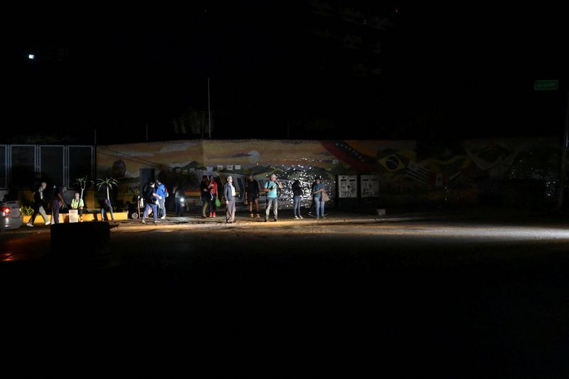 © Reuters. People wait for transport in the early morning during a power outage affecting Caracas and other regions of the country, in Caracas, Venezuela August 30, 2024. REUTERS/Maxwell Briceno