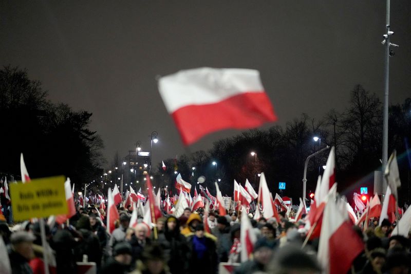 © Reuters. FILE PHOTO: Supporters of the Law and Justice (PiS) party gather in protest against the overhaul of state media and the arrest of the former interior minister and his deputy in Warsaw January 11, 2024. REUTERS/Aleksandra Szmigiel/File Photo