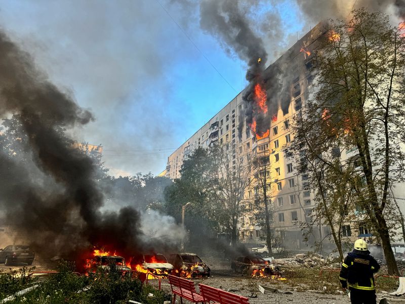 &copy; Reuters. A firefighter looks at an apartment building and cars which burn after a Russian air strike, amid Russia's attack on Ukraine, in Kharkiv, Ukraine August 30, 2024. REUTERS/Vitalii Hnidyi