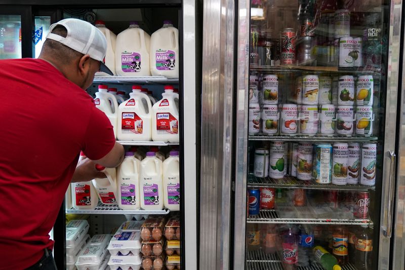 &copy; Reuters. FILE PHOTO: A person arranges groceries in El Progreso Market in the Mount Pleasant neighborhood of Washington, D.C., U.S., August 19, 2022. REUTERS/Sarah Silbiger/File Photo