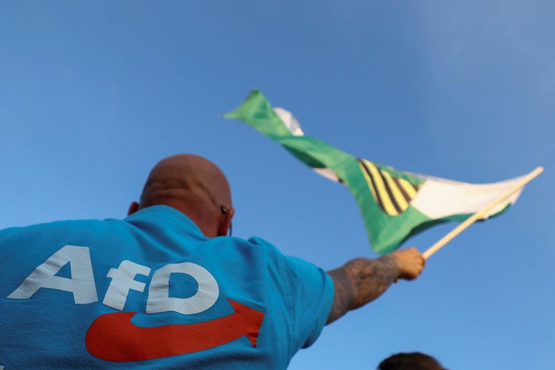 &copy; Reuters. Homem com bandeira da Saxônia durante comício eleitoral do partido alemão de extrema-direita AfD em Dresdenn29/08/2024 REUTERS/Lisi Niesner