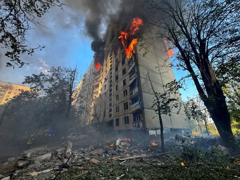 © Reuters. A view shows a burning apartment building hit by a Russian air strike, amid Russia's attack on Ukraine, in Kharkiv, Ukraine August 30, 2024. REUTERS/Vitalii Hnidyi