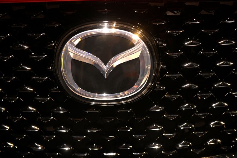 &copy; Reuters. FILE PHOTO: The logo of Mazda is pictured at the LA Auto Show in Los Angeles, California, U.S., November 20, 2019. REUTERS/Andrew Cullen/File Photo