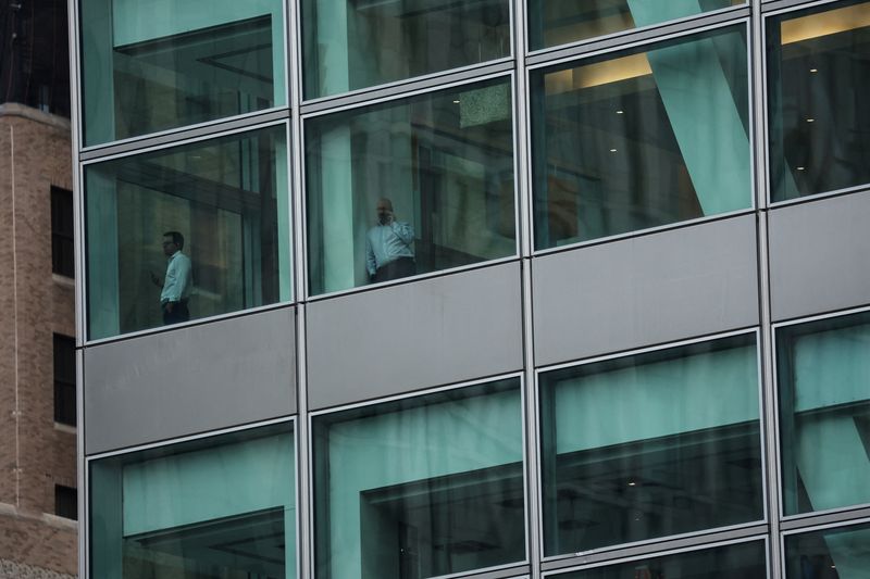 © Reuters. FILE PHOTO: People stand on a floor at the global headquarters of  Goldman Sachs investment banking firm at 200 West Street in New York City, U.S., January 11, 2023.  REUTERS/Shannon Stapleton/File Photo