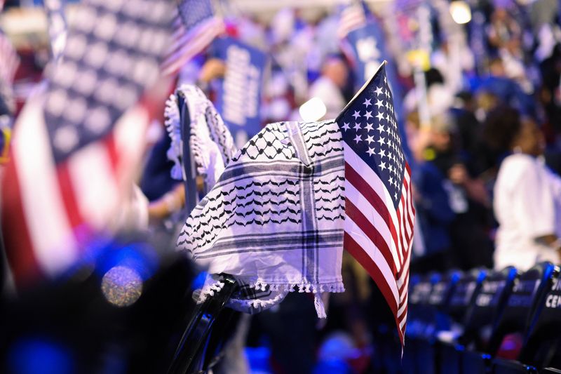 © Reuters. A keffiyeh hangs on a U.S. flag after the conclusion of Day 4 of the Democratic National Convention (DNC) at the United Center in Chicago, Illinois, U.S., August 22, 2024. REUTERS/Alyssa Pointer/ File Photo