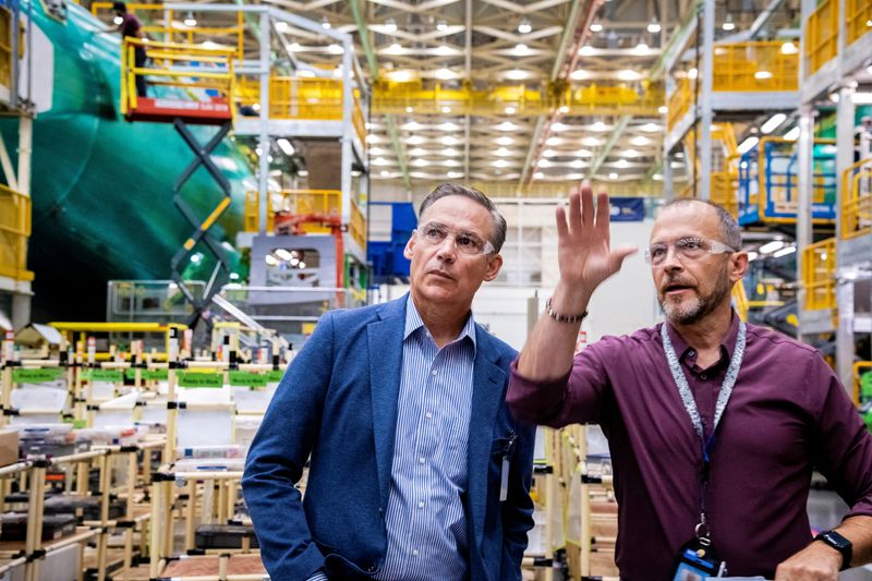 © Reuters. FILE PHOTO: Boeing's new CEO Kelly Ortberg (left) visits the company's 767 and 777/777X programs' plant in Everett, Washington, U.S. August 16, 2024.  Boeing/Marian Lockhart/Handout via REUTERS/File Photo