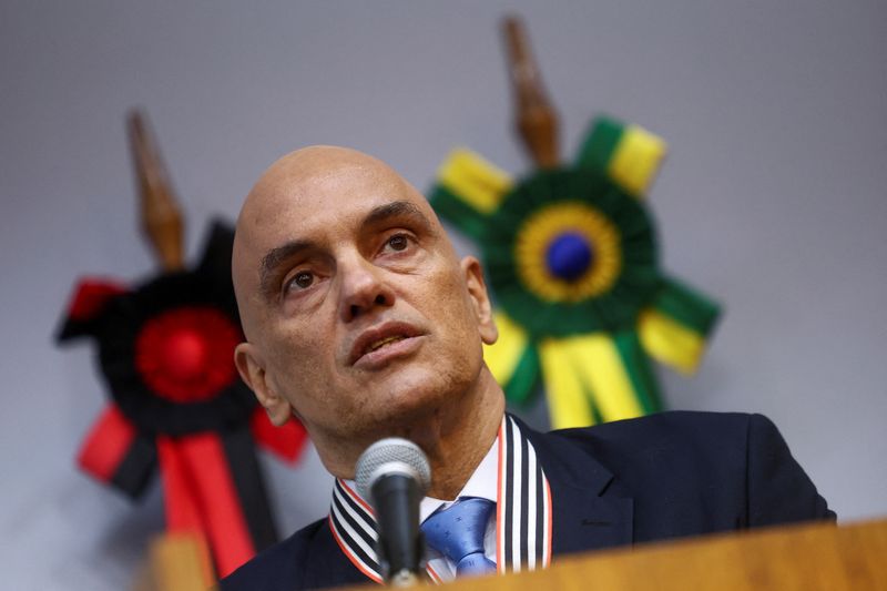 © Reuters. Brazil's Supreme Court Judge Alexandre de Moraes attends an event where he received a tribute by the Public Ministry of Sao Paulo, after the Brazilian Supreme Court ordered an immediate suspension of social media platform X in the country, in Sao Paulo, Brazil August 30, 2024. REUTERS/Carla Carniel