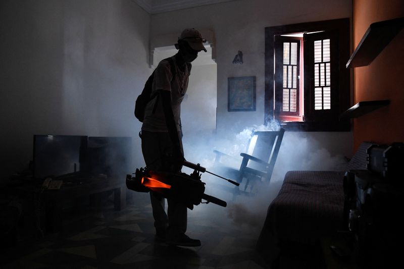 &copy; Reuters. Health worker Luis Aguilar fumigates an apartment as Cuban health authorities launched small-scale fumigation efforts in a bid to fight the spread of the oropouche virus, in Havana, Cuba August 30, 2024. REUTERS/Norlys Perez