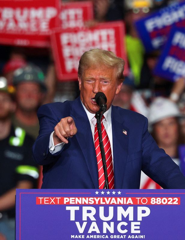 &copy; Reuters. O candidato presidencial republicano e ex-presidente dos EUA, Donald Trump, em comício na Cambria County War Memorial Arena, em Johnstown, Pensilvânia, EUAn30/08/2024nREUTERS/Brian Snyder