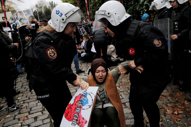 &copy; Reuters. FILE PHOTO: Ethnic Uyghur demonstrators scuffle with riot police as they try to continue a sit-in protest against China, in front of the Chinese consulate in Istanbul, Turkey, November 30, 2022. REUTERS/Dilara Senkaya/File Photo