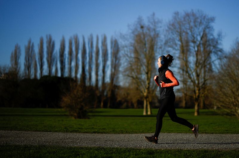 © Reuters. FILE PHOTO: A woman jogs in a park in Saint-Sebastien-sur-Loire near Nantes, France January 19, 2024. REUTERS/Stephane Mahe/File Photo