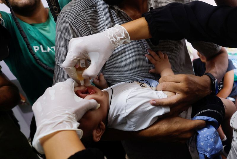 &copy; Reuters. A Palestinian child is vaccinated against polio, amid the Israel-Hamas conflict, at Nasser hospital in Khan Younis in the southern Gaza Strip, August 31, 2024. REUTERS/Mohammed Salem