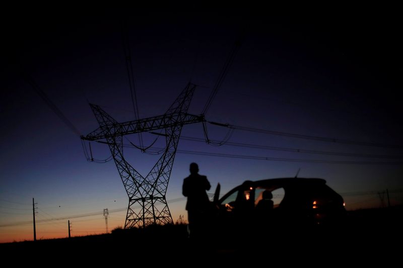 © Reuters. A man stands in front of power lines connecting pylons of high-tension electricity near Brasilia, Brazil August 29, 2018. Picture taken August 29, 2018. REUTERS/Ueslei Marcelino/File Photo