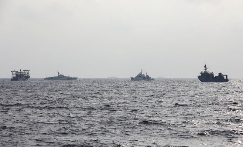 © Reuters. FILE PHOTO: A Philippine Coast Guard ship is seen surrounded by Chinese maritime militia vessels and a Chinese Coast Guard ship during a resupply mission for Filipino troops stationed at a grounded warship in the South China Sea, October 4, 2023. REUTERS/Adrian Portugal/File Photo