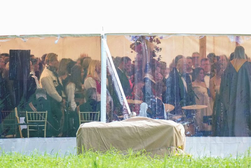 © Reuters. Norwegian royal family members stand inside the wedding tent at Vinjevollen as they attend the wedding of Norway's Princess Martha Louise and Durek Verrett, in Geiranger, Norway, August 31, 2024. NTB/Heiko Junge via REUTERS 