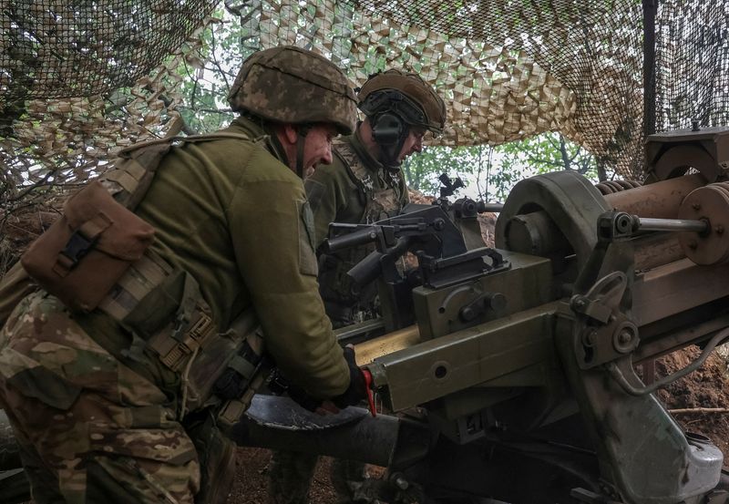 © Reuters. Ukrainian service members fire a L119 howitzer toward Russian troops, Donetsk region, April 21, 2024. REUTERS/Oleksandr Ratushniak