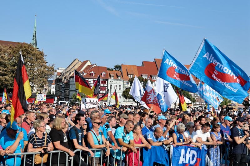 &copy; Reuters. People gather at an election campaign rally of Alternative for Germany (AfD) party ahead of the Thuringia state elections, in Erfurt, Germany August 31, 2024. REUTERS/Karina Hessland