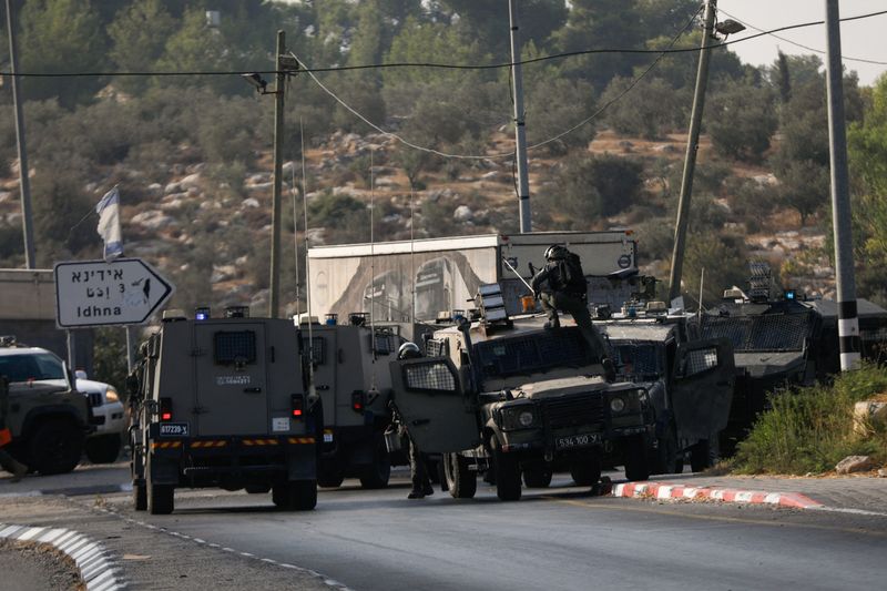 &copy; Reuters. Israeli forces patrol near a shooting scene, near Hebron in the Israeli-occupied West Bank September 1, 2024.  REUTERS/Yosri Aljamal