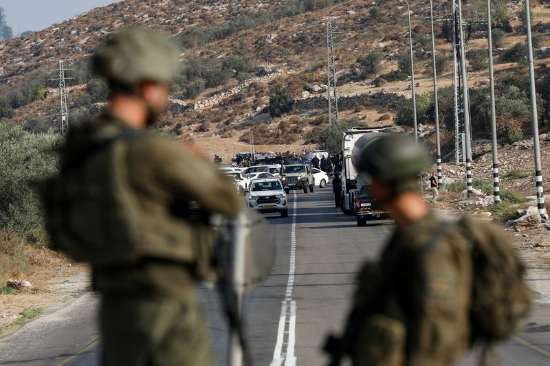 &copy; Reuters. Israeli forces stand guard near a shooting scene, near Hebron in the Israeli-occupied West Bank September 1, 2024.  REUTERS/Yosri Aljamal