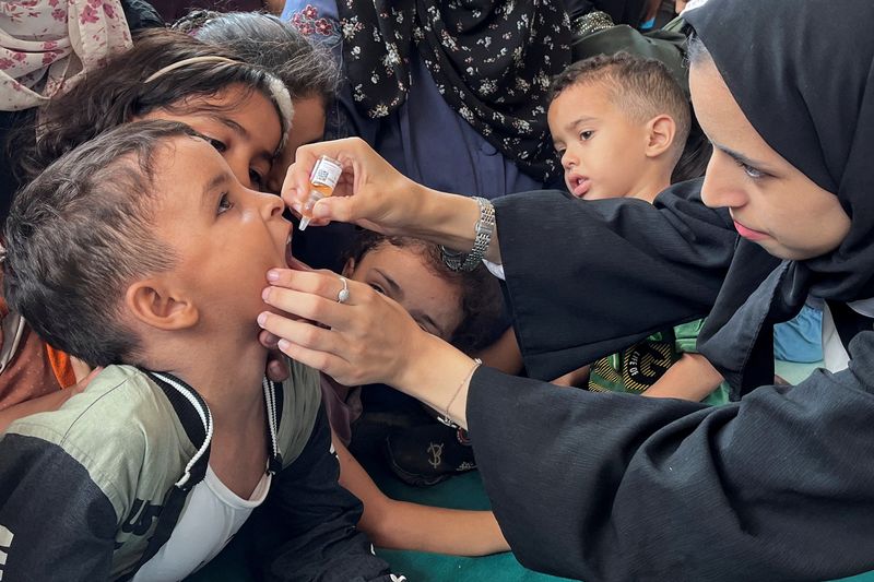 © Reuters. A Palestinian child is vaccinated against polio, amid the Israel-Hamas conflict, in Deir Al-Balah in the central Gaza Strip, September 1, 2024. REUTERS/Hussam Al-Masri